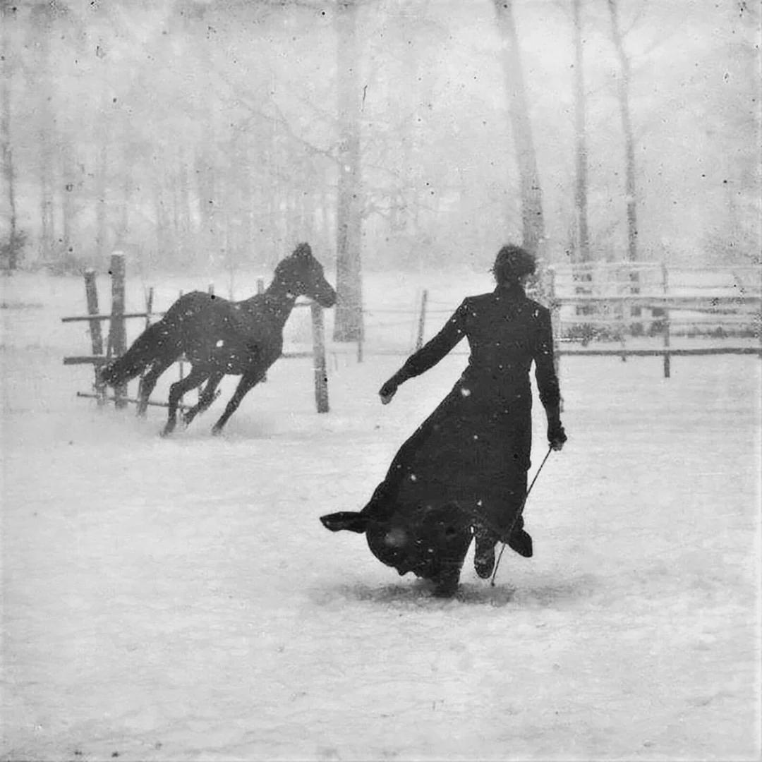 "雪天与马的女士"——费利克斯·蒂奥利耶，1899年