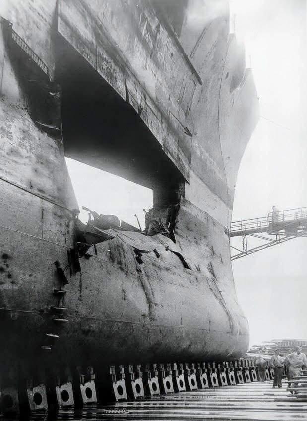 1940年，停泊在基尔造船厂的德国“格奈森瑙”号战列舰，展示了被英国皇家海军“克莱德”号潜艇发射的鱼雷击中后留下的受损痕迹。