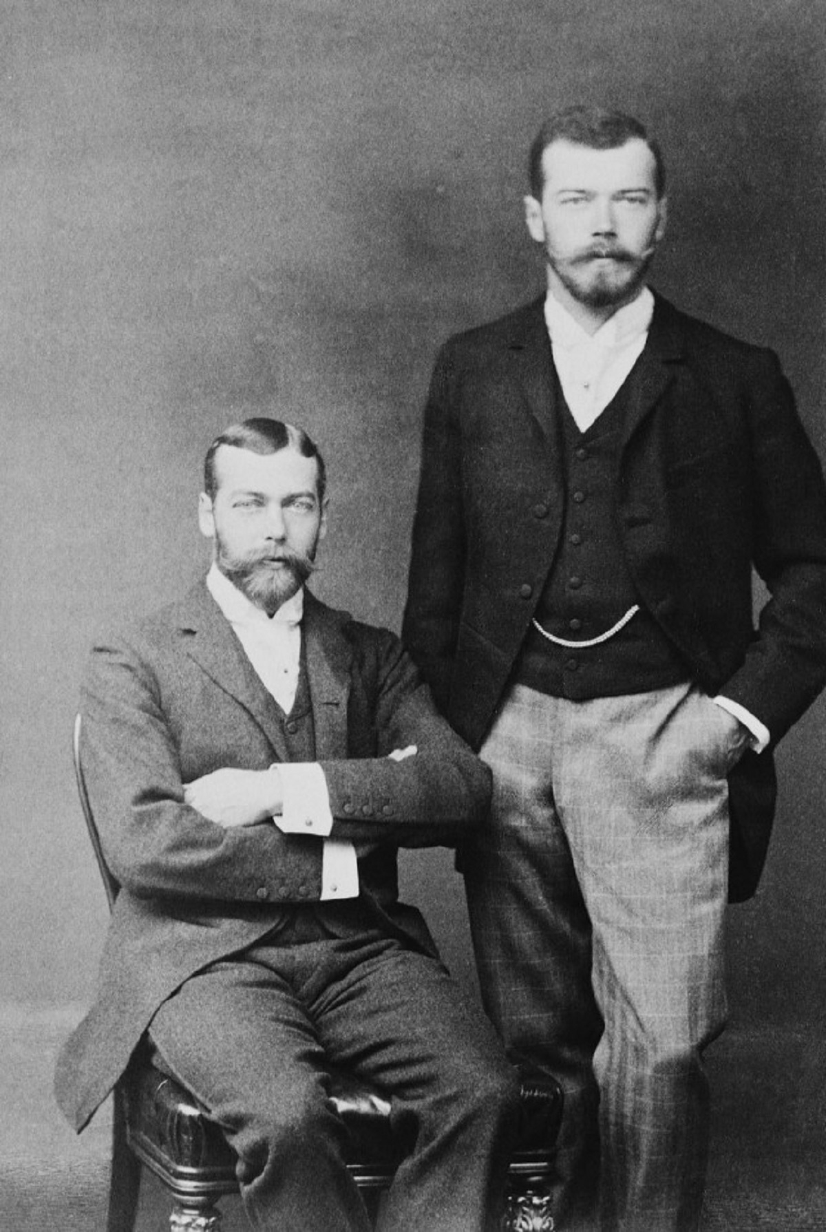 1893年，俄国的尼古拉二世与英国的乔治五世合影。
