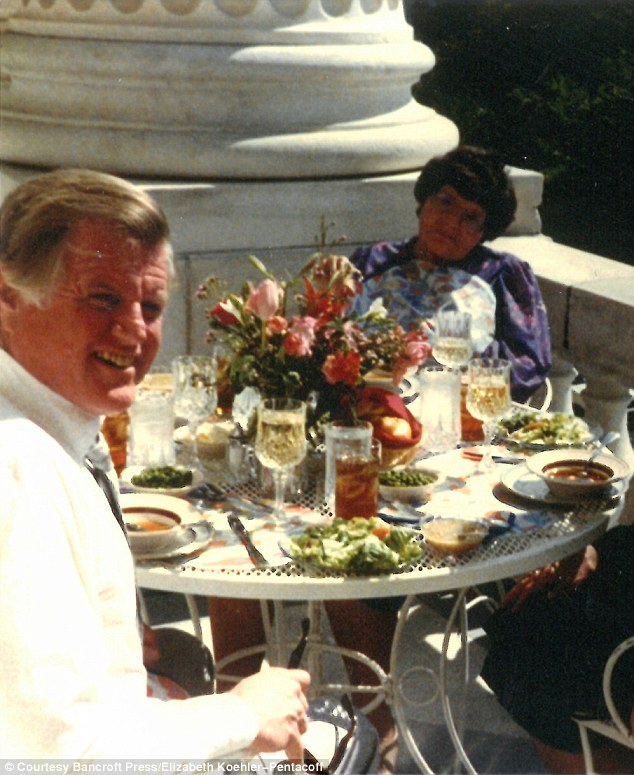 2005年的这一天，罗斯玛丽·肯尼迪（Rosemary Kennedy）在威斯康星州去世，享年86岁。她是罗斯·肯尼迪和乔·肯尼迪的长女，也是约翰·F·肯尼迪（JFK）的妹妹。她在1941年接受脑叶切除手术后，一生中大部分时间都在疗养机构中度过。以下这些照片拍摄于她生命的最后几年。