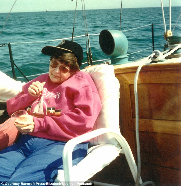2005年的这一天，罗斯玛丽·肯尼迪（Rosemary Kennedy）在威斯康星州去世，享年86岁。她是罗斯·肯尼迪和乔·肯尼迪的长女，也是约翰·F·肯尼迪（JFK）的妹妹。她在1941年接受脑叶切除手术后，一生中大部分时间都在疗养机构中度过。以下这些照片拍摄于她生命的最后几年。