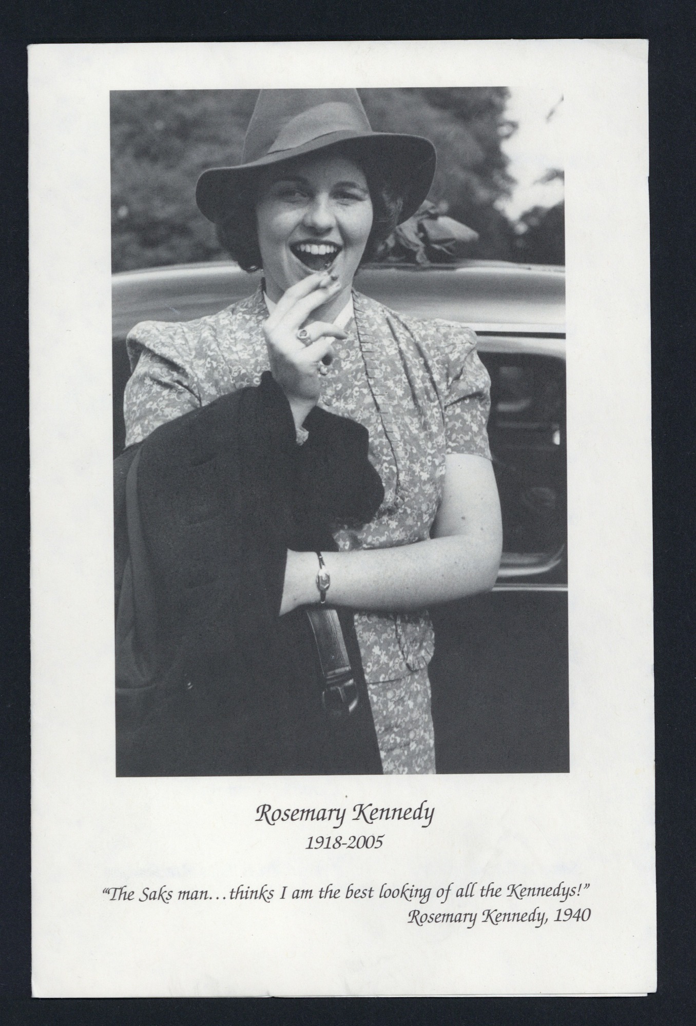 2005年的这一天，罗斯玛丽·肯尼迪（Rosemary Kennedy）在威斯康星州去世，享年86岁。她是罗斯·肯尼迪和乔·肯尼迪的长女，也是约翰·F·肯尼迪（JFK）的妹妹。她在1941年接受脑叶切除手术后，一生中大部分时间都在疗养机构中度过。以下这些照片拍摄于她生命的最后几年。