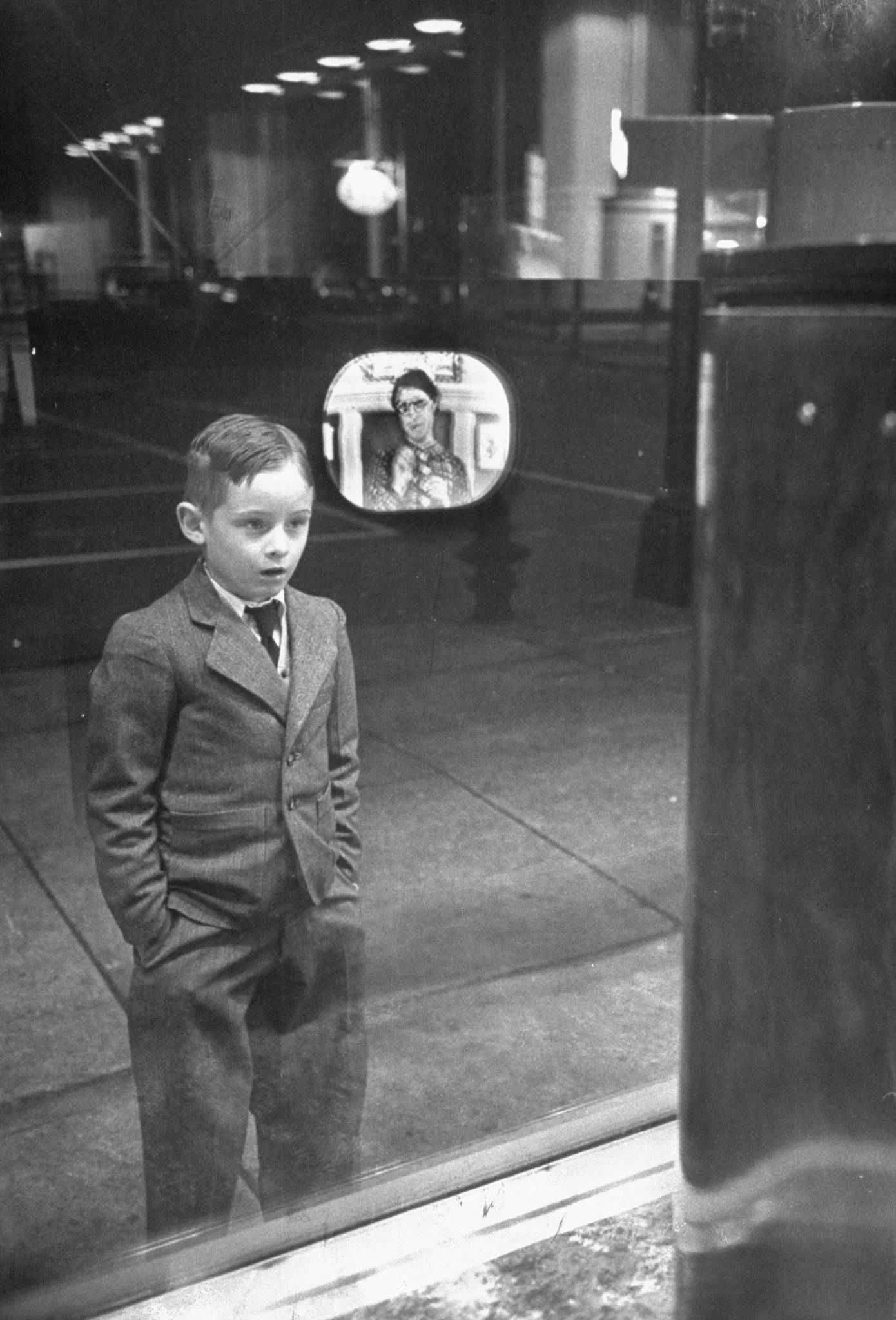 一个小男孩在电器商店的橱窗外第一次看电视。（1948年）