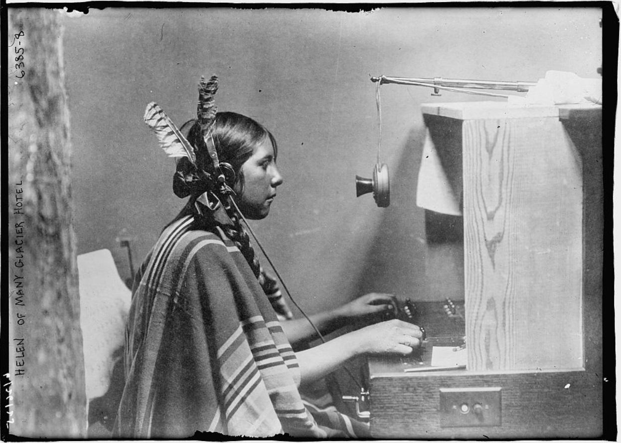 一位美洲原住民女性担任接线员，1925年6月26日