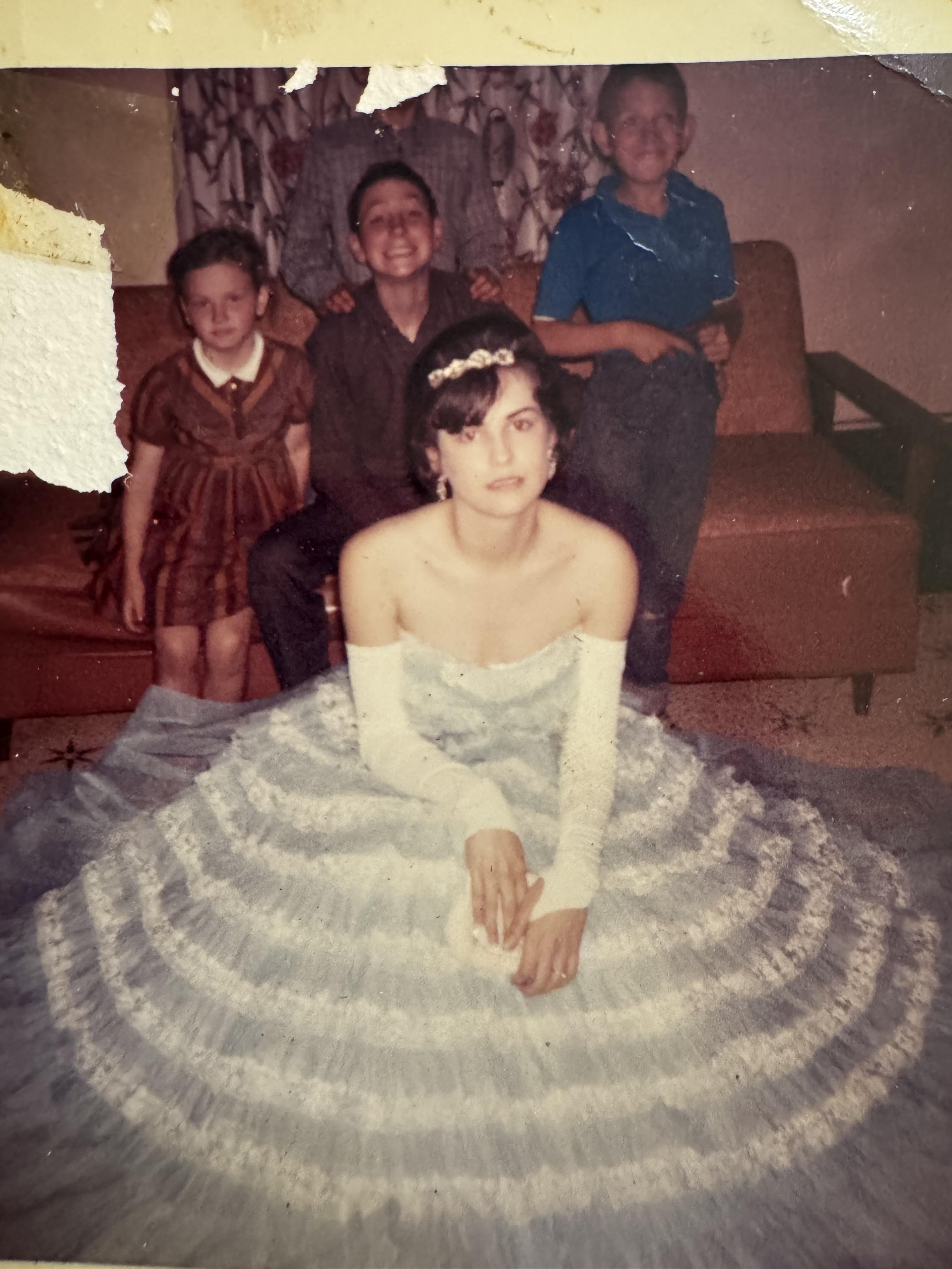 我的奶奶穿着她妈妈为她做的裙子参加1963年毕业舞会