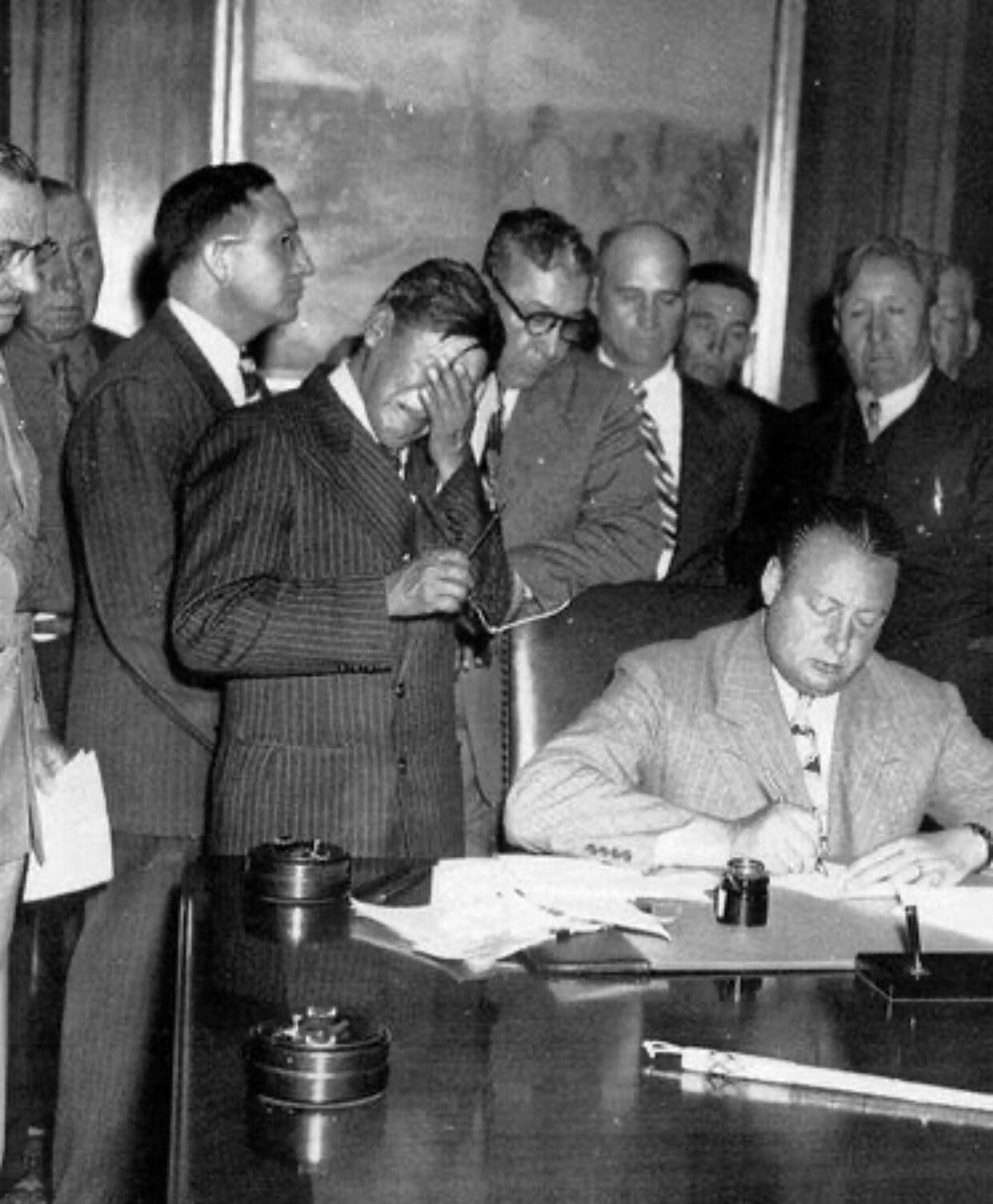 1948年5月20日，当乔治·吉列（George Gillette）签署协议，被迫让出15.5万英亩肥沃土地以修建北达科他州的加里森大坝（Garrison Dam）时，这位福特伯特霍尔德印第安部落委员会主席不禁潸然泪下。
