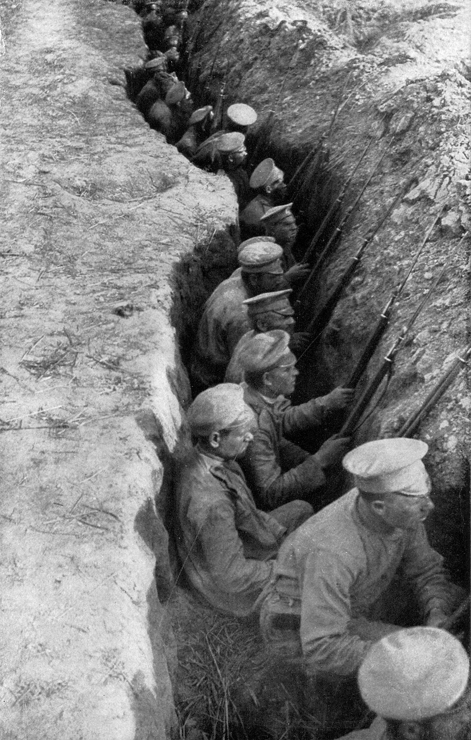 在战壕中等待德军进攻的俄军部队（1917年）