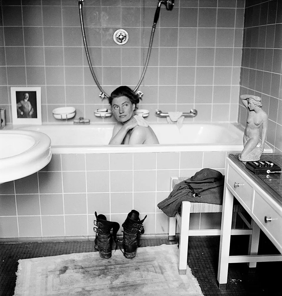 前模特转战地战地记者李·米勒（Lee Miller）在希特勒的浴缸中留影，1945年4月30日。