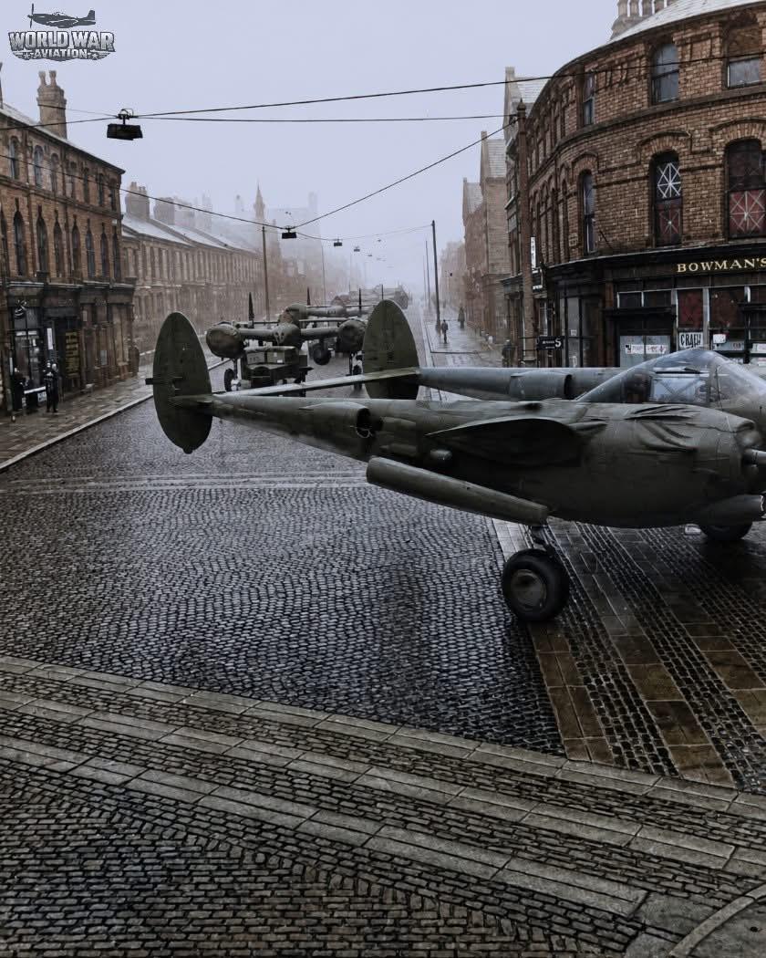 1943年，在英国利物浦街头运输的洛克希德P-38“闪电”式战斗机 [已上色]