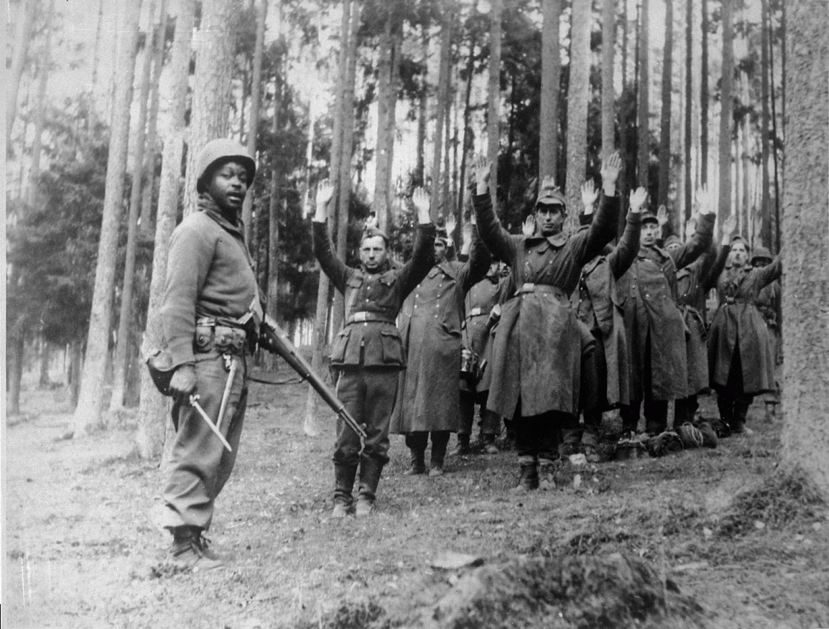 1945年4月，美国陆军第12装甲师的非裔美国士兵与被俘的德国战俘。