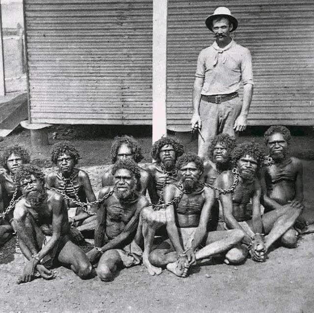 殖民时期澳大利亚被铁链锁住的土著囚犯。（1901年）