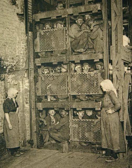 1920年，比利时，矿工们结束了一天的工作，正乘坐升降梯从煤矿井下升至地面。