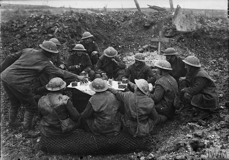 1916年12月25日——英军士兵在战壕中享用圣诞大餐