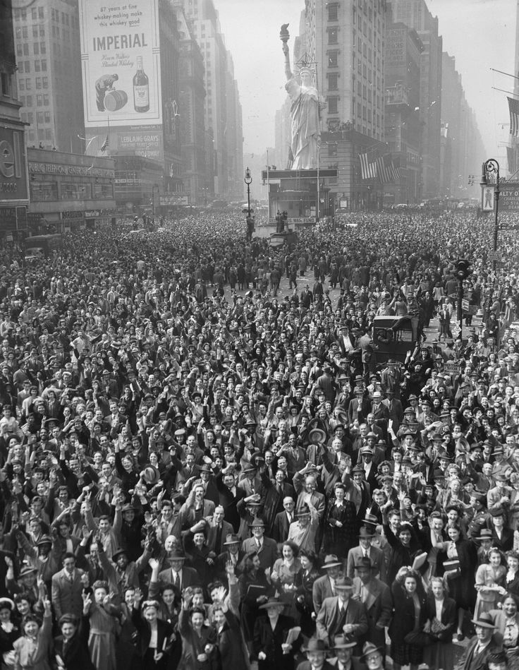 时代广场人群庆祝德国投降，纽约市，1945年5月7日