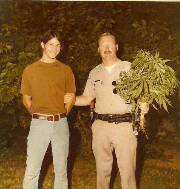 我叔叔在后院种大麻被抓了。大约1970年代