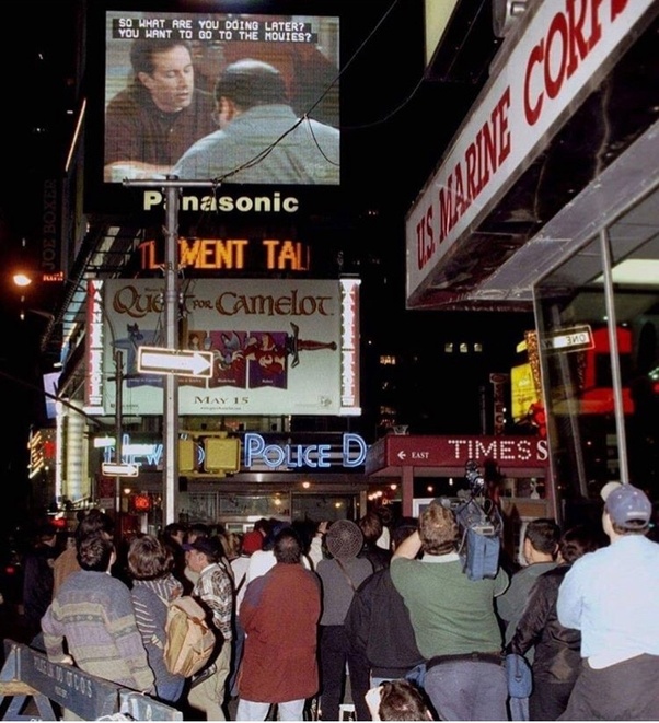 1998年，纽约客们驻足观看《宋飞正传》大结局，时代广场 [602 × 661]