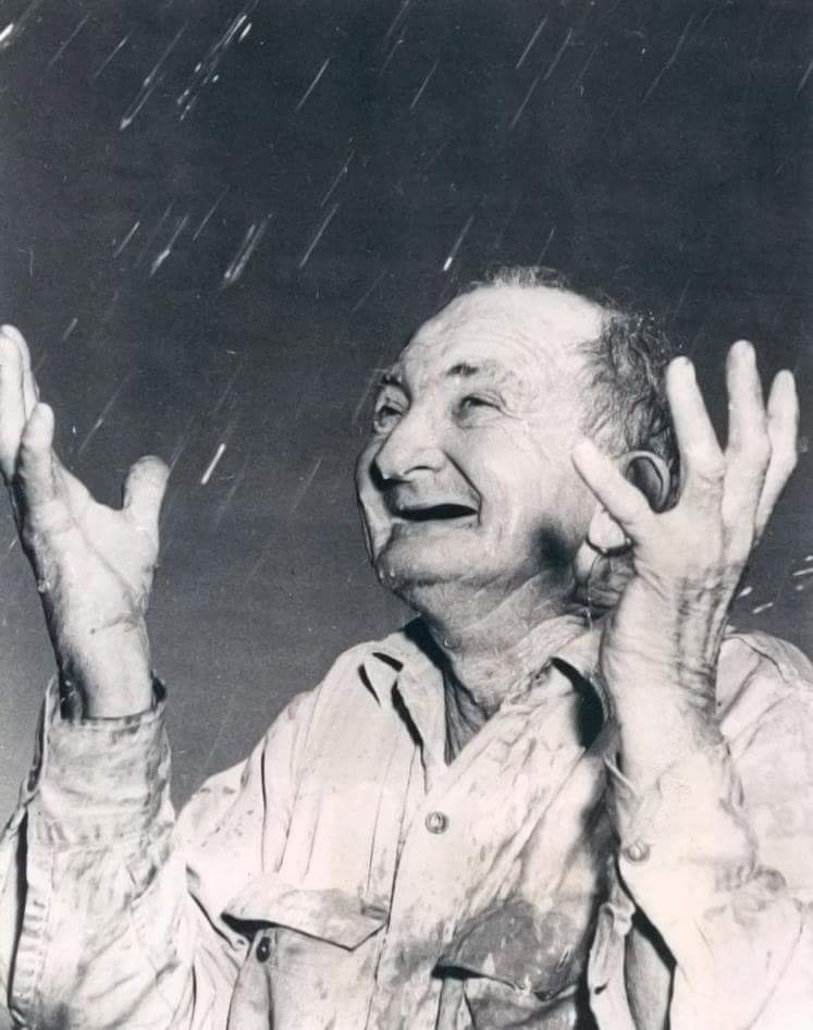 1951年，一名德克萨斯州男子庆祝旱灾结束。