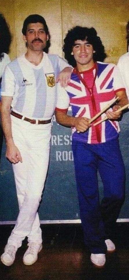 1981年，弗雷迪·莫库里（Freddy Mercury）在阿根廷举行的他与皇后乐队（Queen）的最后一场演唱会期间，与马拉多纳（Maradona）交换了球衣。