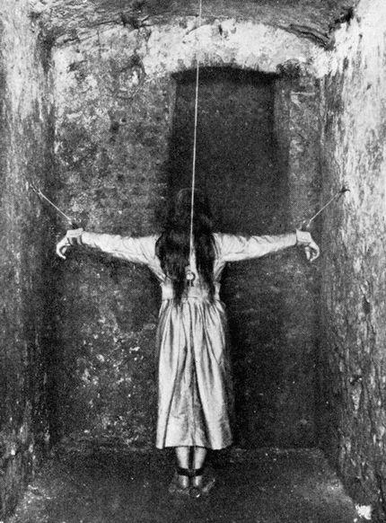1890年——一名女子在精神病院被钉在十字架上面对墙壁