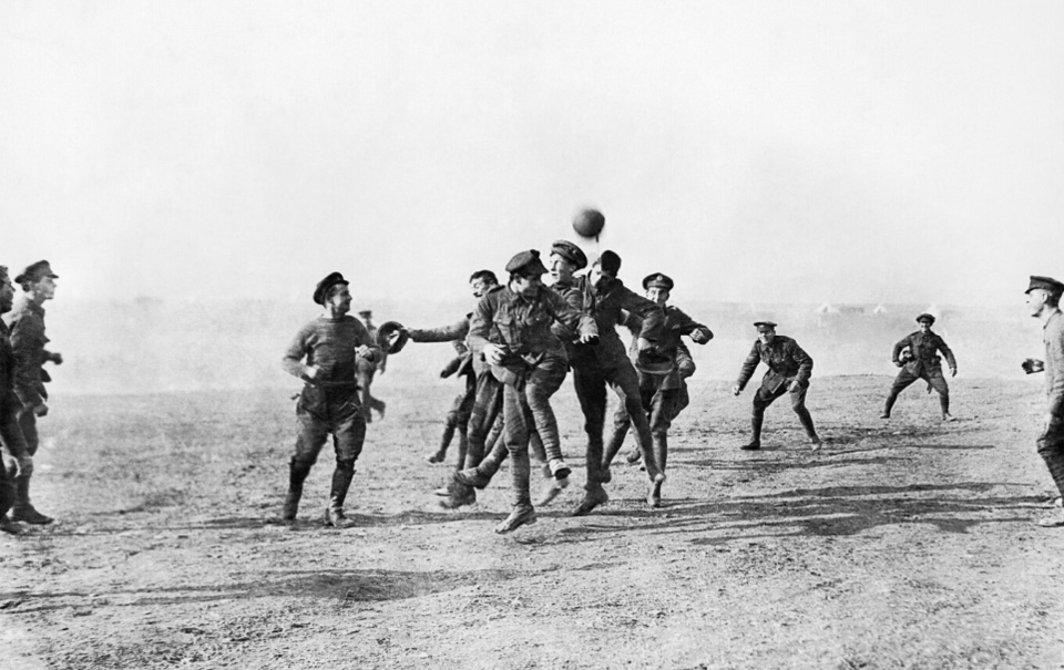 1914年12月25日。德国和英国士兵在“无人区”共同庆祝圣诞节。这张照片记录了他们正在踢足球的场景。