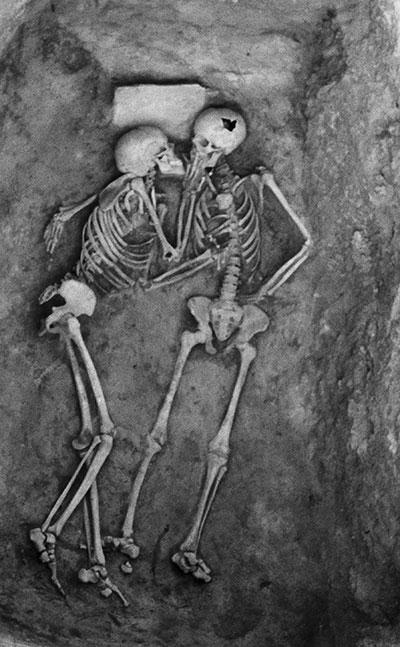 The "Hasanlu lovers" died around 800 B.C. and were discovered in 1972. They died in what seems to be an embrace or kiss, and remained that way for 2800 years. [400x647]
