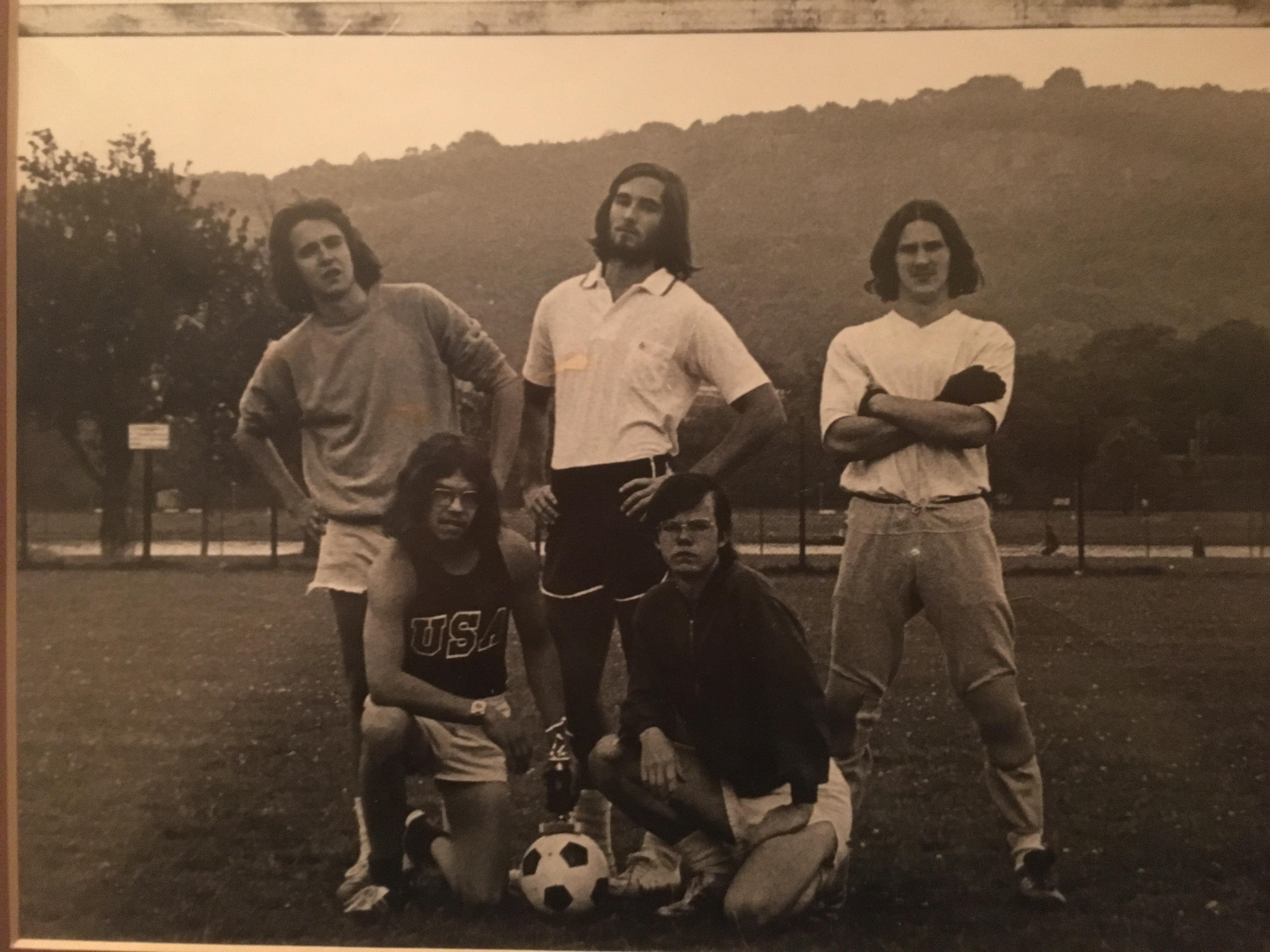 我爸和他的朋友们在1974年高中时搞恶作剧，伪装成一支假足球队拍照留念，故事在评论区。