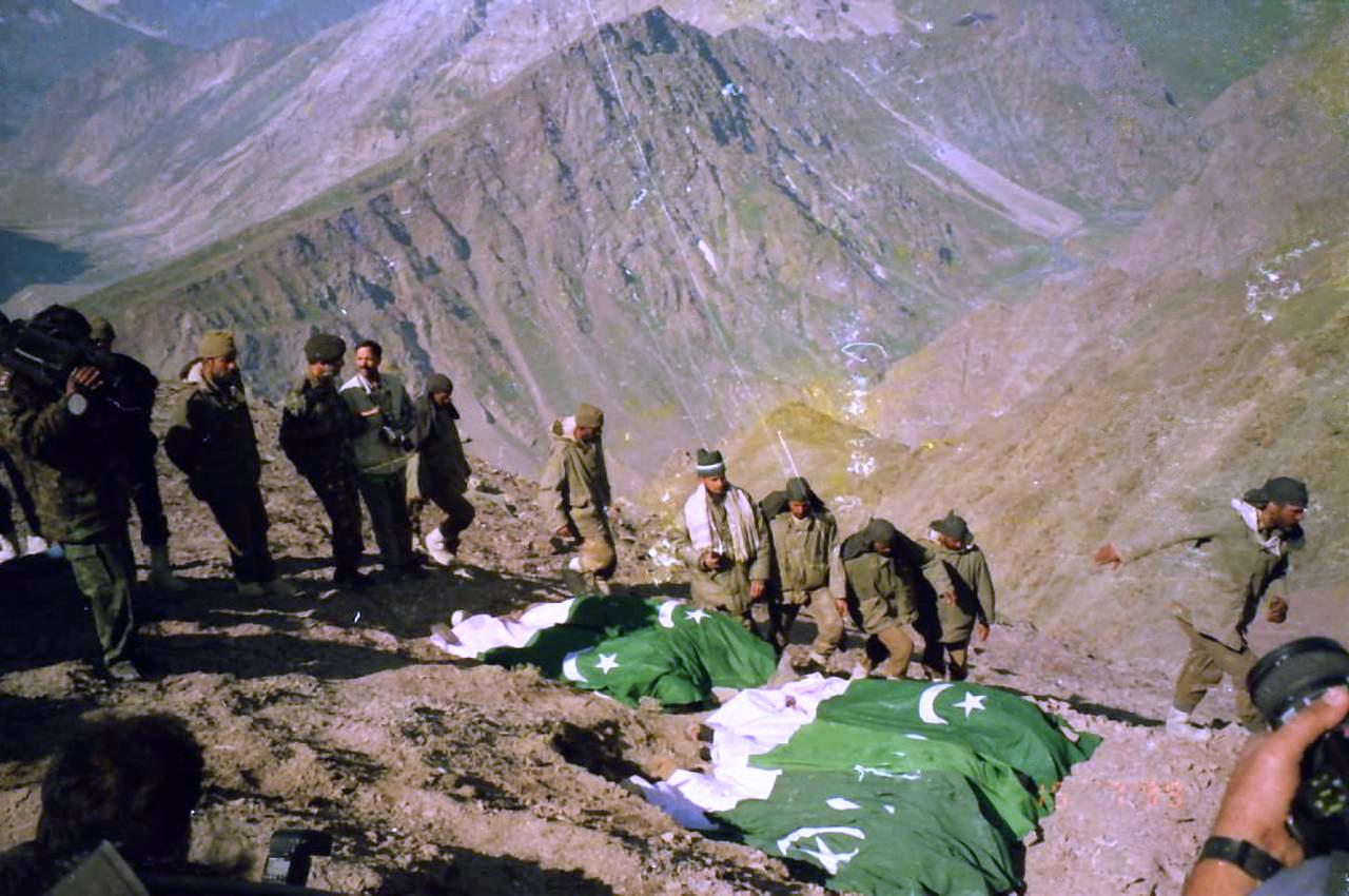1999年卡吉尔战争期间，在巴基斯坦拒绝接收其阵亡士兵遗体后，印度士兵依照伊斯兰教仪式将他们安葬。[1280x850]