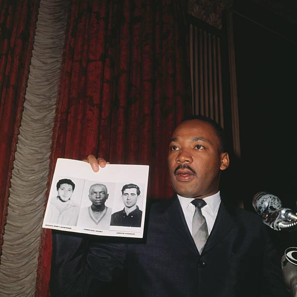 安德鲁·古德曼、詹姆斯·切尼和米奇·施沃纳在密西西比州失踪。1964年民权活动家被三K党谋杀