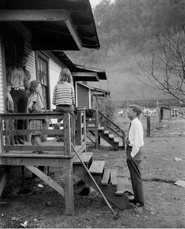 约翰·F·肯尼迪在西弗吉尼亚州逐户拉票，1960年