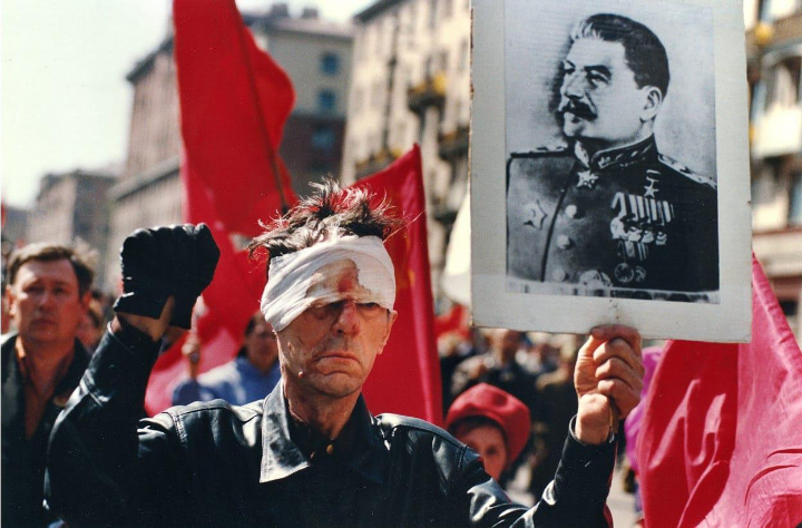 An injured man protesting the Yeltsin government during the Russian Constitutional Crisis, 1993 [720x474]