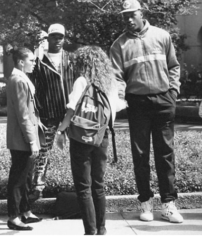 奥尼尔与小奥德尔·贝克汉姆的父亲 1991 年左右在路易斯安那州立大学校园内的合影。