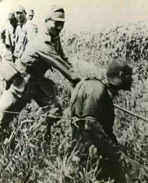 A Japanese officer beheads a Chinese prisoner. Second-Sino Japanese War, 1937-1945.