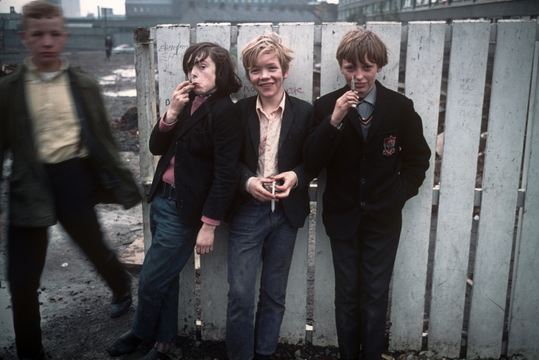英国学童拿着丢弃的注射器，1970年代。"我们以前玩针头"