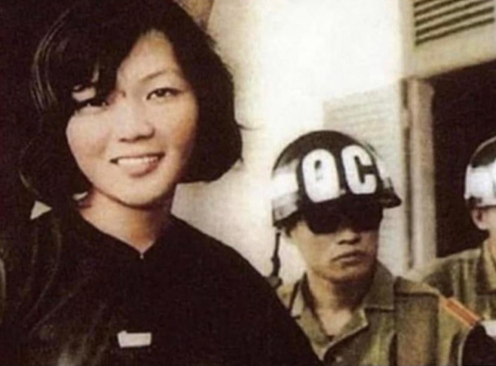 武氏胜在被判处20年劳役后微笑——越南战争中的女游击队员
