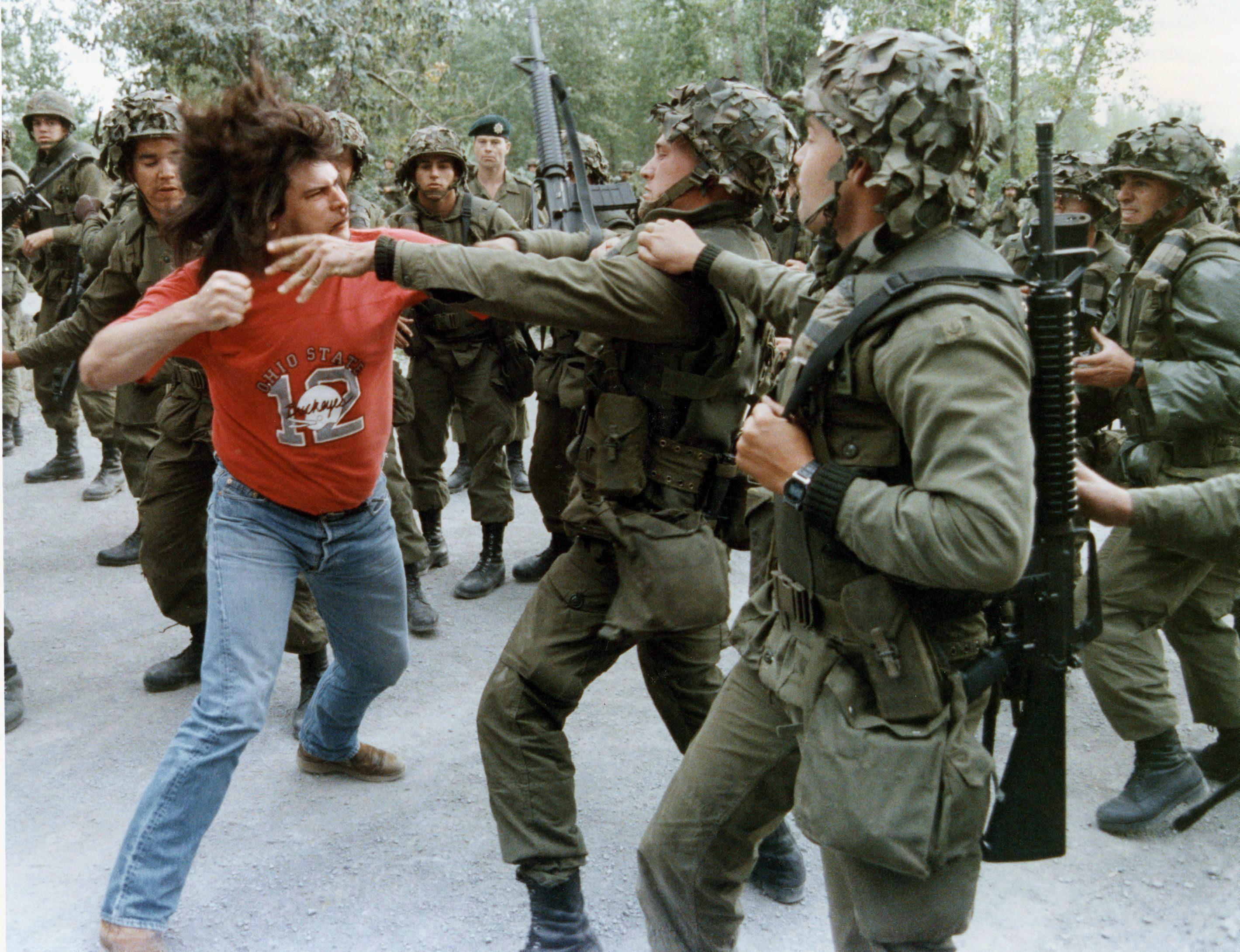 1990年7月至9月奥卡危机（Oka crisis）期间，一名莫霍克勇士袭击了加拿大士兵。这场危机起因于加拿大政府批准征用莫霍克人的土地以修建私人高尔夫球场——期间，一名14岁的莫霍克少年胸部被刺刀刺中，险些丧命。最终，加拿大还是强行占有了这片土地。[790x480]