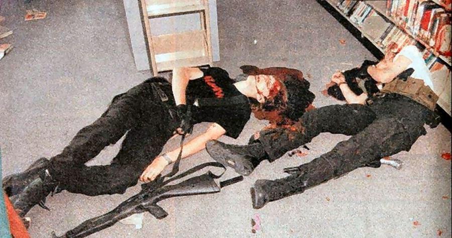 1999年4月20日——埃里克·哈里斯和迪伦·克莱伯德被发现。科伦拜校园枪击案