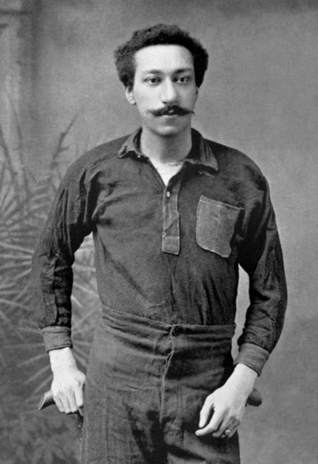 达灵顿足球俱乐部（英格兰）门将亚瑟·沃顿（Arthur Wharton），足球史上首位黑人职业球员。摄于1882年左右。
