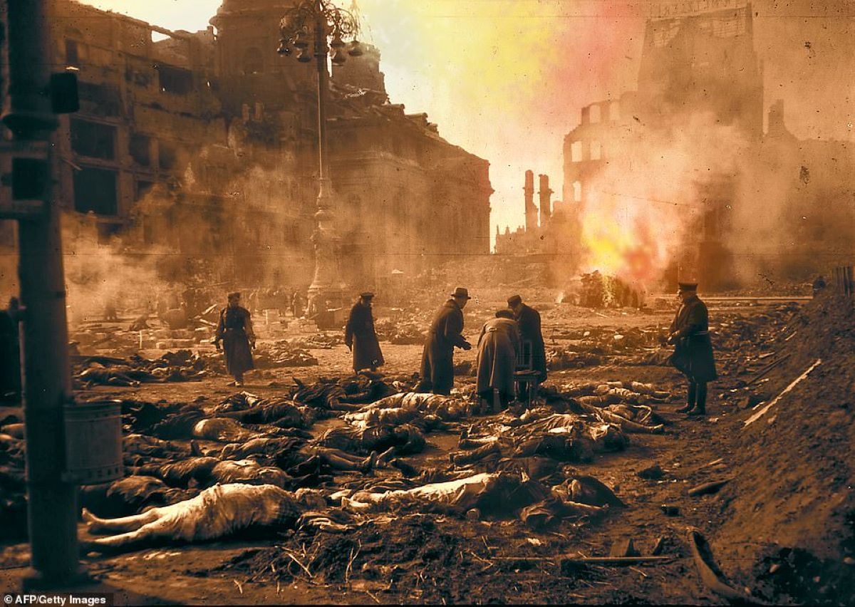 1945年2月13日——盟军对德累斯顿的轰炸，约2.5万人死亡
