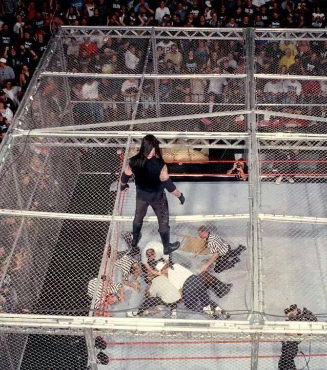 送葬者低头看着医护人员检查曼凯维奇——WWE幕后