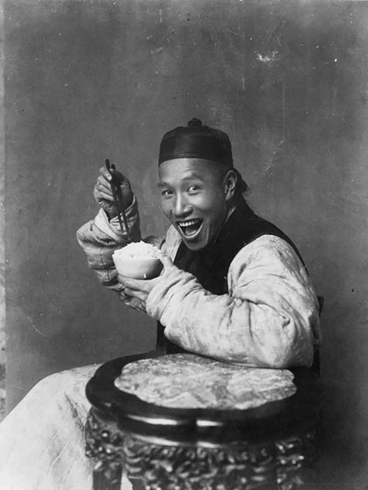 《中国最快乐的男人》
这张照片是1901年由英国人类学家拍摄的，当时他们决定对中国人进行记录。当时的中国人并不知道拍照是件“严肃的事情”，所以决定搞怪，因此才有了照片中的姿势和笑容。
[ 720 x 960 ]