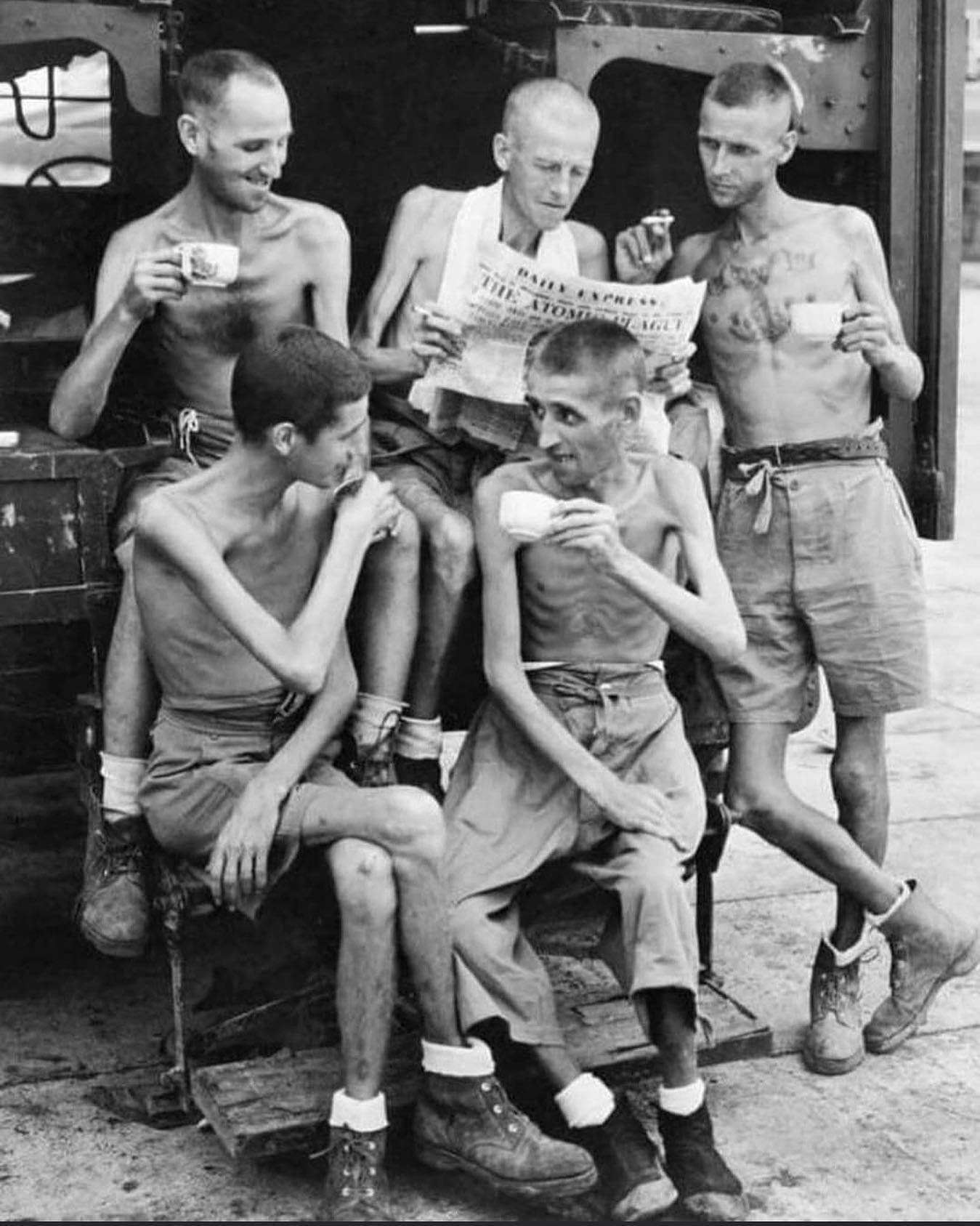 英军士兵从日本战俘营获释后，1945年